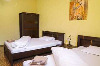 Отель Safari-Club Винница Двухместный номер с 2 отдельными кроватями и общей ванной комнатой-2