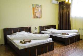 Отель Safari-Club Винница Двухместный номер с 2 отдельными кроватями и общей ванной комнатой-4